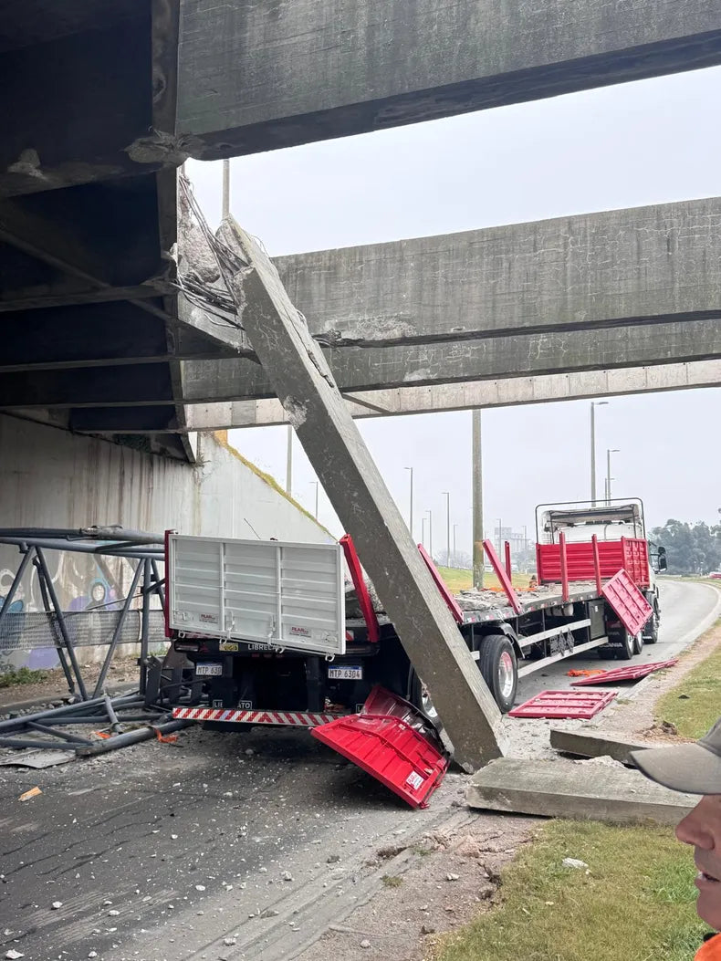 CAMIÓN CHOCÓ UN PUENTE EN LOS ACCESOS A MONTEVIDEO