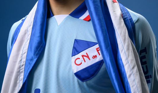 NACIONAL PRESENTÓ SU CAMISETA CELESTE