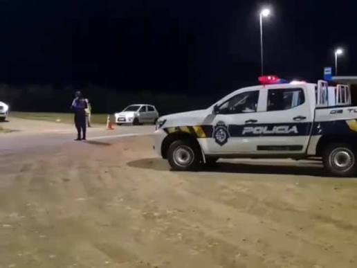 OMBÚES DE LAVALLE: LA POLICÍA DETUVO A TRES PERSONAS QUE LLEVABAN MÁS DE UN KILO DE DROGA EN UN AUTO; UNO DE LOS DELINCUENTES RESULTÓ HERIDO DE BALA