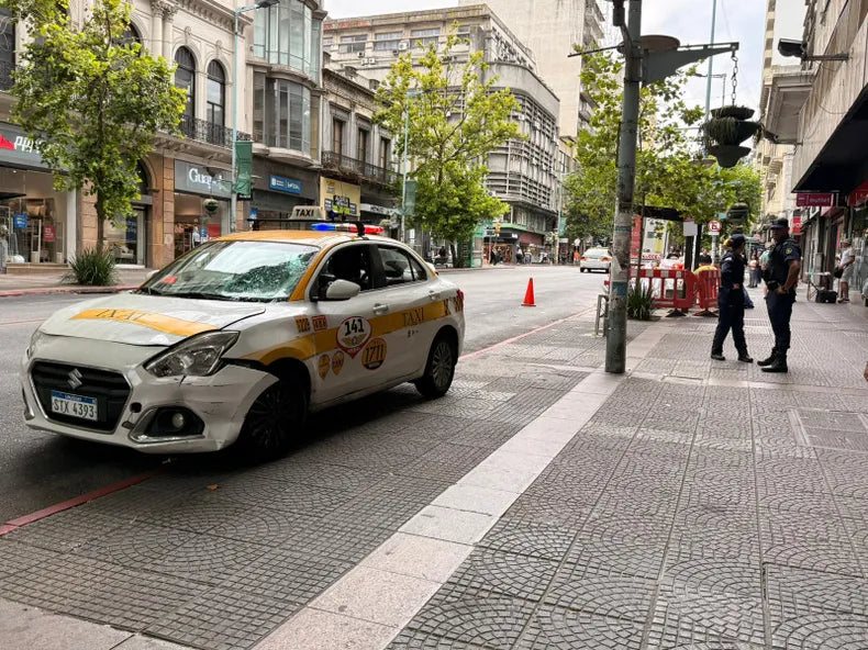 TAXISTA QUE CIRCULABA POR LA PRINCIPAL AVENIDA DE MONTEVIDEO PERDIÓ EL DOMINIO Y EMBISTIÓ A TRES PERSONAS