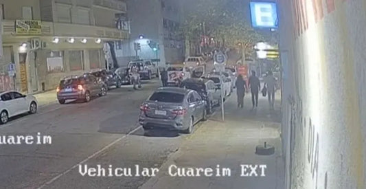 QUEDÓ REGISTRADO EN UNA CÁMARA DE SEGURIDAD EL MOMENTO EN EL QUE EL CONDUCTOR DE UN AUTO APUÑALÓ A UN REPARTIDOR EN MONTEVIDEO