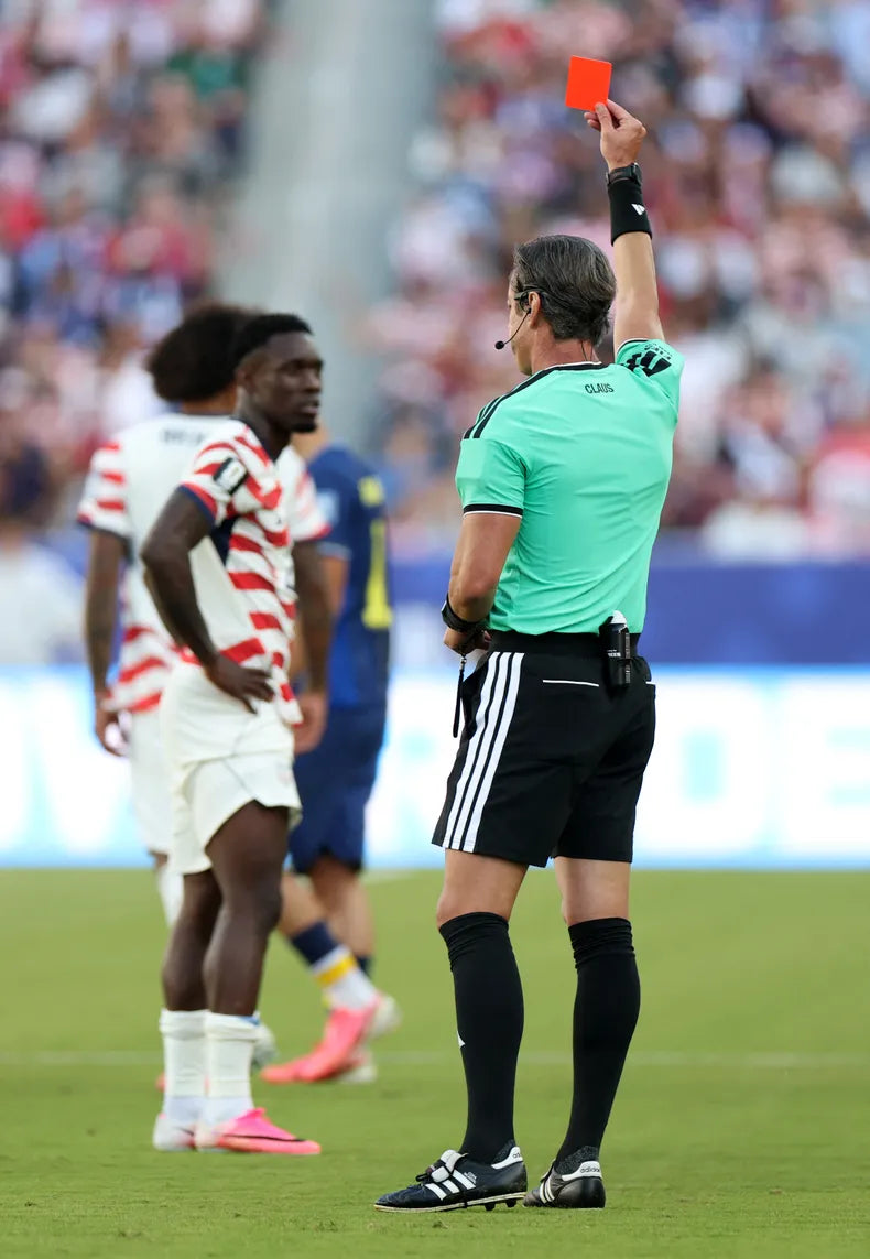 TRUMP LLAMÓ AL PRESIDENTE DE LA FIFA PARA PEDIRLE QUE RECONSIDERARA TARJETA ROJA SACADA A JUGADOR DE E.E.U.U
