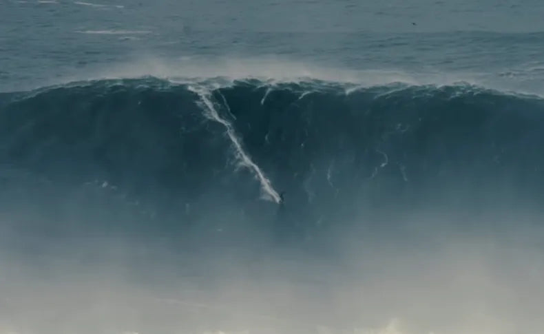 OLA SURFEADA EN PORTUGAL APUNTA AL RÉCORD GUINNES COMO LA MÁS GRANDE DEL MUNDO