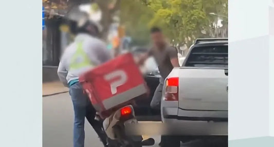 A GOLPES EN PLENA CALLE: OTRO VIOLENTO CRUCE ENTRE UN AUTOMOVILISTA Y UN DELIVERY